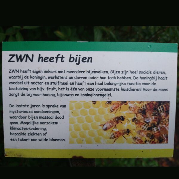 bordje met tekst over de bijen op het complex