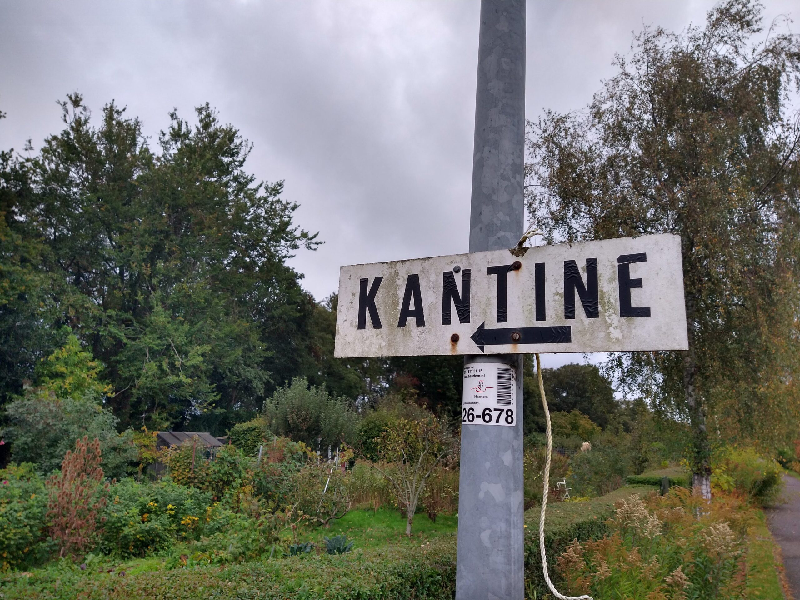wegwijzer bord kantine op lantarenpaal