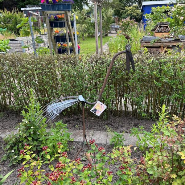 Een vogel gemaakt van oude gereedschap